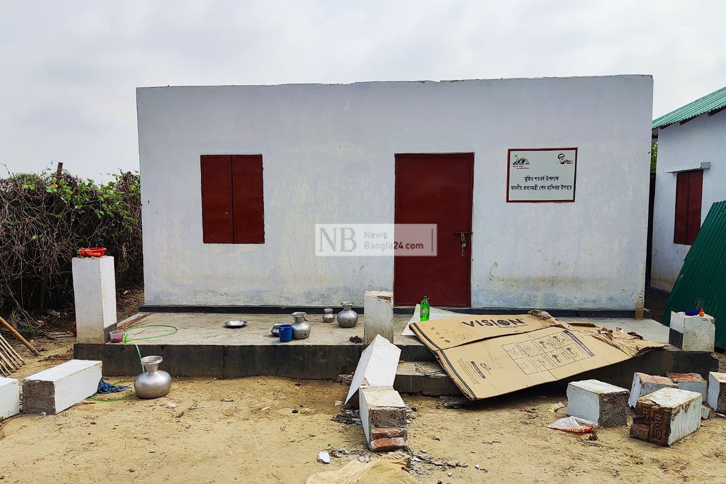 উড়ে-গেছে-দুর্যোগ-সহনীয়-ঘরের-চাল-ভেঙেছে-পিলার