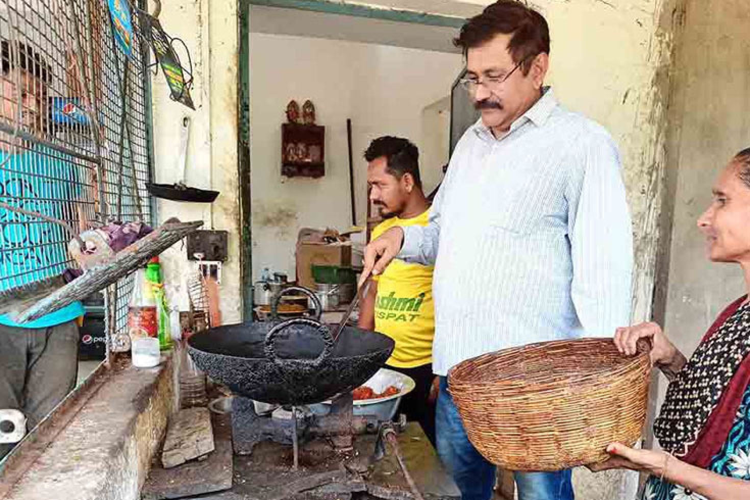 স্কুল-বাঁচাতে-চপ-ভাজছেন-প্রধান-শিক্ষক