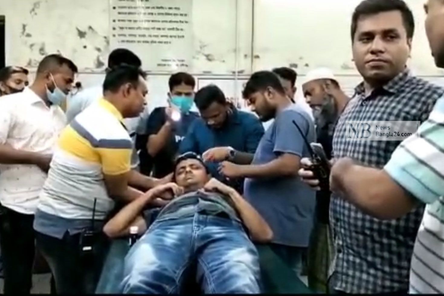 মাইকে ঘোষণা দিয়ে লোক ডেকে পুলিশের ওপর ‘হামলা’ 