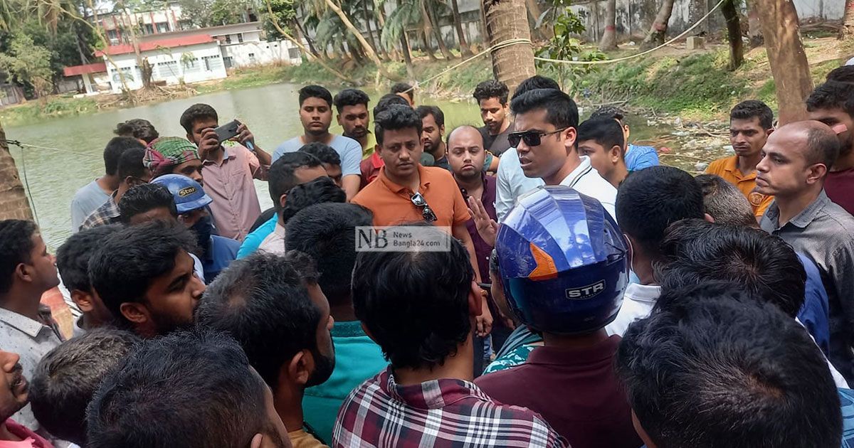 ঢাকা কলেজে তোপের মুখে লেখক