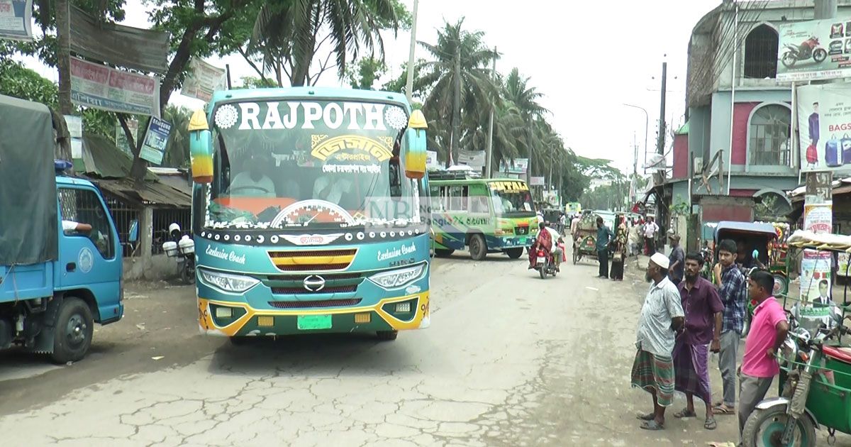 ভোলায় ৩ ঘণ্টা বন্ধ থেকে বাস চলাচল শুরু
