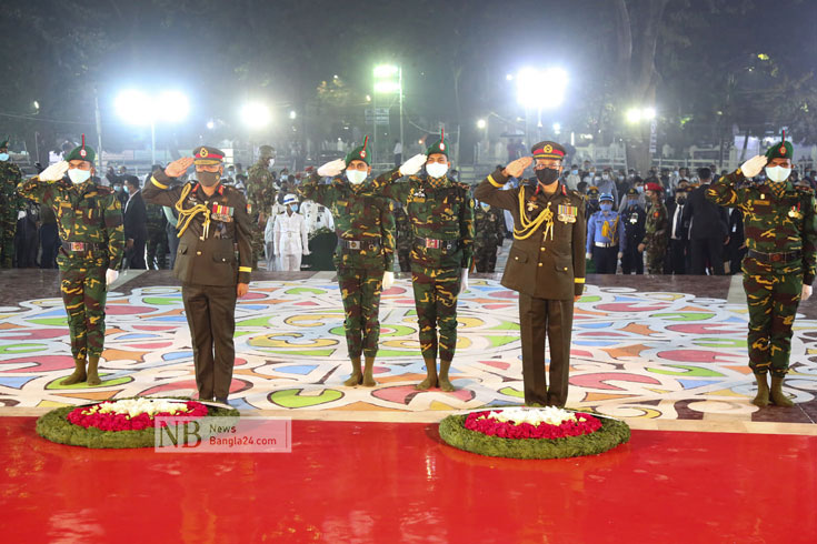 আন্তর্জাতিক মাতৃভাষা দিবস উপলক্ষে রাষ্ট্রপতি মো. আব্দুল হামিদের পক্ষে কেন্দ্রীয় শহিদ মিনারে শ্রদ্ধাঞ্জলি দেন তার সামরিক সচিব মেজর জেনারেল এস এম সালাহ উদ্দিন ইসলাম। প্রধানমন্ত্রী শেখ হাসিনার পক্ষে শ্রদ্ধা নিবেদন করেন মেজর জেনারেল নকিব আহমদ চৌধুরী। ছবি: নিউজবাংলা
