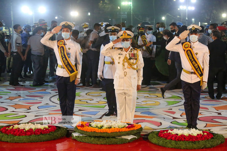 ভাষা শহিদদের স্মরণে স্পিকার ড. শিরীন শারমিন চৌধুরীর পক্ষে তার প্রতিনিধির শ্রদ্ধা নিবেদন। ছবি: নিউজবাংলা