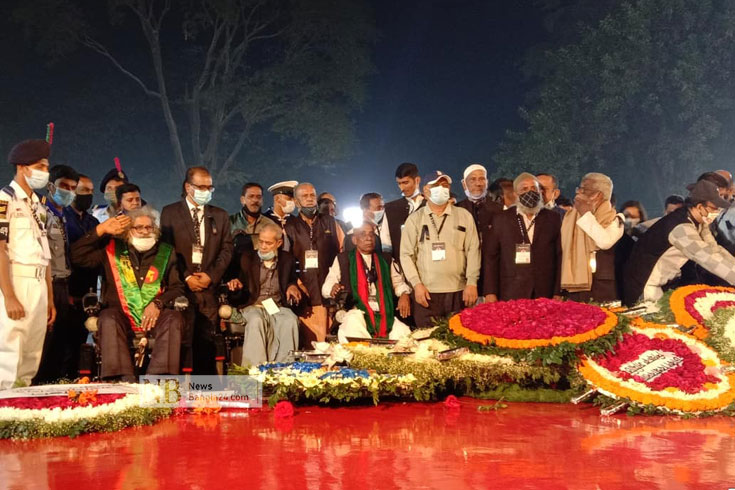 কেন্দ্রীয় শহিদ মিনারে ফুল দিয়ে ভাষা শহিদদের স্মরণ করেন যুদ্ধাহত মুক্তিযোদ্ধারা। ছবি: নিউজবাংলা