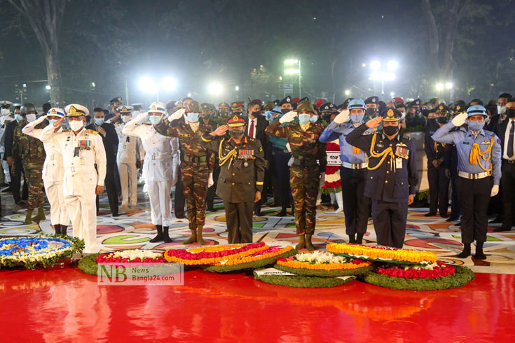 ভাষা শহিদদের প্রতি ফুলেল শ্রদ্ধা জানান তিন বাহিনীর প্রধান। ছবি: নিউজবাংলা