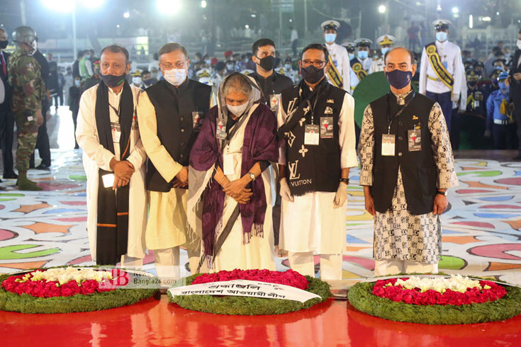 আওয়ামী লীগের সভাপতি শেখ হাসিনার পক্ষে ফুলেল শ্রদ্ধা জানান মতিয়া চৌধুরী, ওবায়দুল কাদের, হাছান মাহমুদসহ অন্য নেতারা। ছবি: নিউজবাংলা