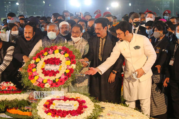 শহিদ বেদিতে ফুল দিয়ে শ্রদ্ধা নিবেদন করেন সংসদের বিরোধী দল জাতীয় পার্টির নেতারা। ছবি: নিউজবাংলা