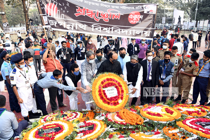 কেন্দ্রীয় শহীদ মিনারে জগন্নাথ বিশ্ববিদ্যালয়ের উপাচার্য ড. মিজানুর রহমানের শ্রদ্ধা নিবেদন। ছবি: পিয়াস বিশ্বাস