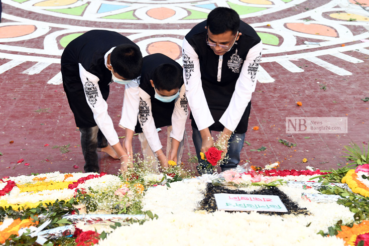 বাবার সঙ্গে দুই সন্তান কেন্দ্রীয় শহীদ মিনারে এসেছে ভাষা শহিদদের প্রতি শ্রদ্ধা জানাতে। ছবি: পিয়াস বিশ্বাস