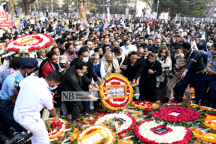 কেন্দ্রীয় শহীদ মিনারে বাংলাদেশ জাতীয়তাবাদি দলের (বিএনপি) শ্রদ্ধা নিবেদন। ছবি: পিয়াস বিশ্বাস  