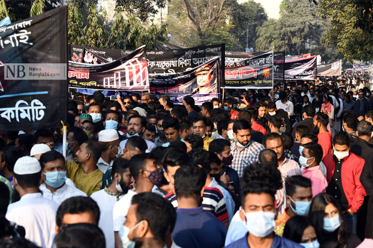 করোনাভাইরাস মহামারীর মধ্যেও ভাষা শহীদদের প্রতি শ্রদ্ধা জানাতে মানুষের ঢল নামে কেন্দ্রীয় শহীদ মিনারে। ছবি: পিয়াস বিশ্বাস