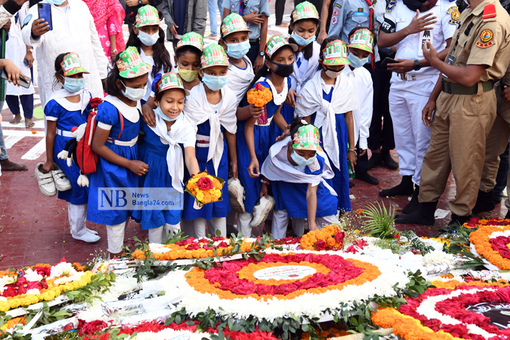 কেন্দ্রীয় শহীদ মিনারে ভাষাশহিদদের প্রতি স্কুলশিক্ষার্থীদের শ্রদ্ধা নিবেদন। ছবি: পিয়াস বিশ্বাস
