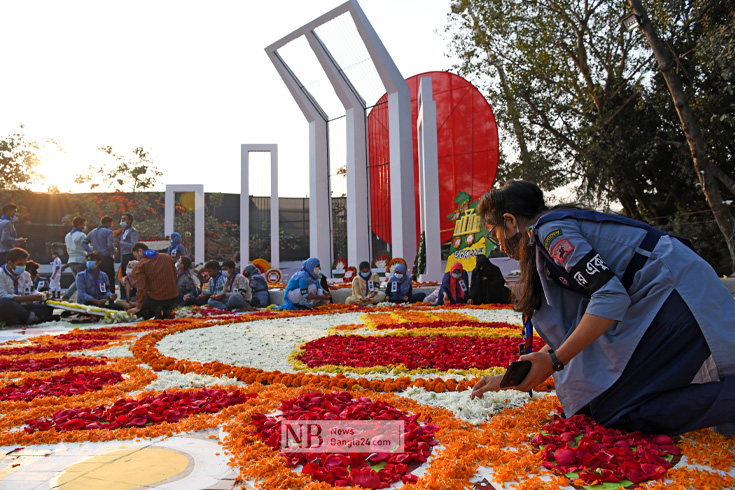 ভাষাশহিদদের প্রতি শ্রদ্ধা নিবেদনের পুষ্পস্তবকের ফুল খুলে নিয়ে শহীদ মিনারের বেদি সাজাচ্ছেন দায়িত্বরত স্বেচ্ছাসেবীরা । ছবি: পিয়াস বিশ্বাস
