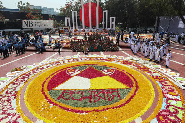 ভাষাশহিদদের প্রতি সবার শ্রদ্ধা নিবেদন শেষে  কেন্দ্রীয় শহীদ মিনারের চত্বর ফুলে ফুলে সাজিয়েছেন বিএনসিসির স্বেচ্ছাসেবীরা। ছবি: পিয়াস বিশ্বাস