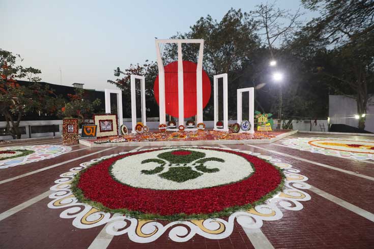 আন্তর্জাতিক মাতৃভাষা ও শহিদ দিবস উপলক্ষে জাতীয় শহীদ মিনারেফুল দিয়ে স্কাউটের লোগো ফুটিয়ে তুলেছেন স্বেচ্ছাসেবী সদস্যরা। ছবি: পিয়াস বিশ্বাস