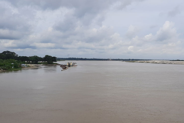 বৃষ্টি আর ঢলে উপচে পড়ছে গড়াই। পদ্মার এই শাখা বয়ে গেছে কুষ্টিয়া শহর ঘেঁষে। চর হরিপুর প্রান্তে পলি জমে ক্ষীণ হয়ে এসেছে প্রবাহ। ছবি তুলেছেন জাহিদুজ্জামান।