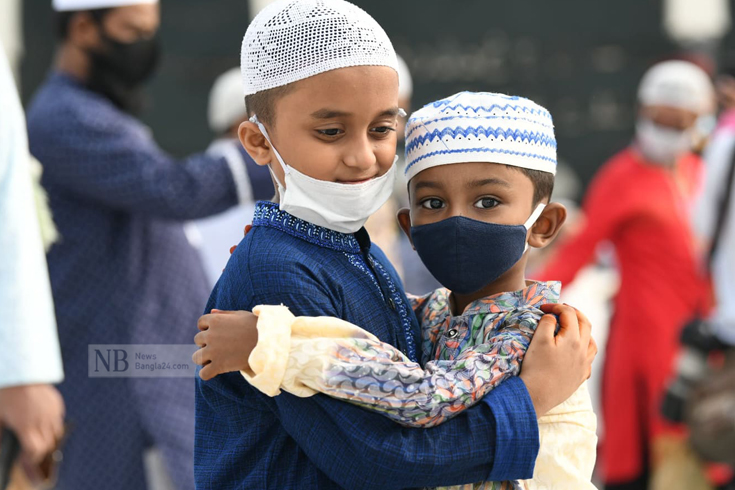 মসজিদে ঈদের নামাজ পড়ে উচ্ছ্বসিত এই শিশুরা, সেরে নিচ্ছে ঈদের কোলাকুলিটা। ছবি: সাইফুল ইসলাম