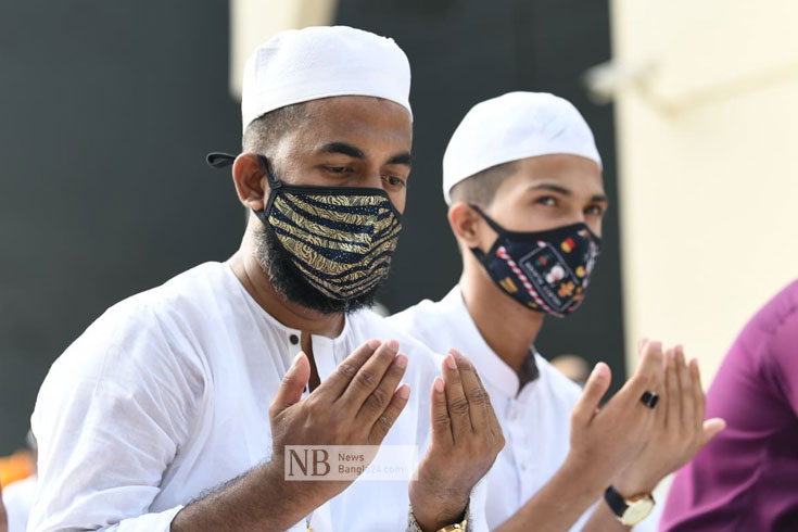 বায়তুল মোকাররম মসজিদে ঈদের নামাজ শেষে মোনাজাত করছেন দুই মুসল্লি। ছবি: সাইফুল ইসলাম 