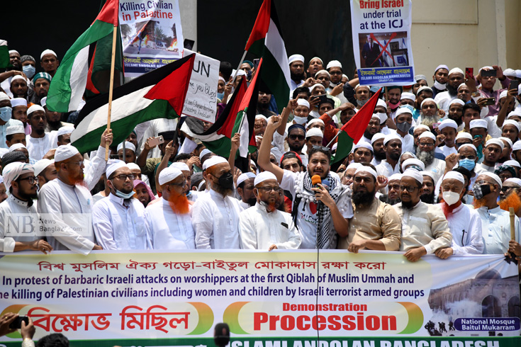 
গাজায় ইসরায়েলি বিমান হামলার প্রতিবাদে শুক্রবার ঈদের নামাজ শেষে বায়তুল মোকাররম জাতীয় মসজিদের উত্তর ফটকে বিক্ষোভ করেন বাংলাদেশে অবস্থানরত ফিলিস্তিনি নাগরিকরা। ছবি: সইফুল ইসলাম 
