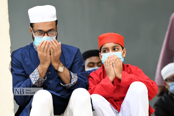 বায়তুল মোকাররম জাতীয় মসজিদে শুক্রবার সকালে ঈদুল ফিতরের নামাজে শেষে বাবার সাথে আসা সন্তান সহ মহামারী থেকে মুক্তির প্রত্যাশায় দোয়া করা হয়। ছবি: সইফুল ইসলাম
