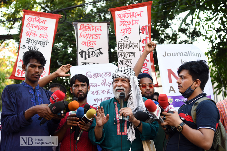 প্রথম আলোর জ্যেষ্ঠ প্রতিবেদক রোজিনা ইসলামের মুক্তি  ও নির্যাতনকারীদের বিচারের দাবিতে শনিবার শাহাবাগে জাতীয় জাদুঘরের সামনে মানবন্ধনে কথা বলছেন আলোকচিত্রী শহিদুল আলম। ছবি: পিয়াস বিশ্বাস
