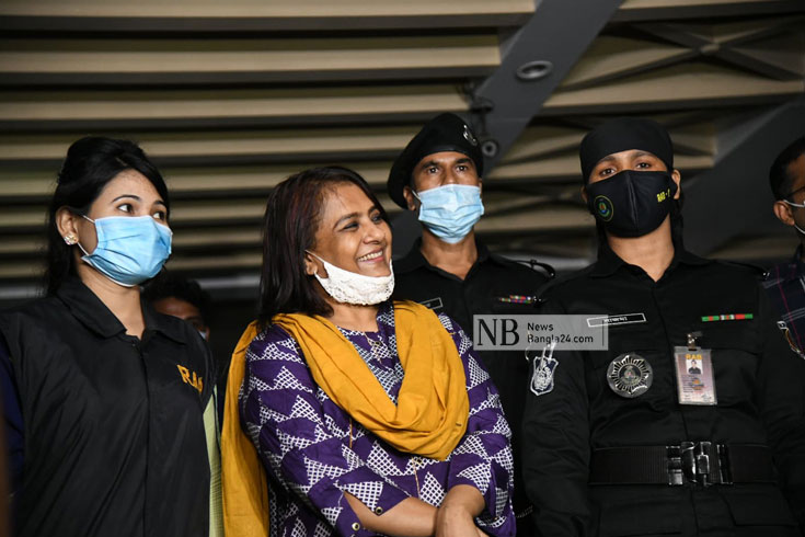 আটক করে র‍্যাব সদর দপ্তরে নেয়া হচ্ছে হেলেনা জাহাঙ্গীরকে। ছবি: সাইফুল ইসলাম