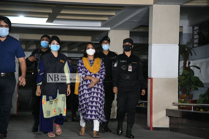 রাত সোয়া ১২টার দিকে হেলেনা জাহাঙ্গীরকে গুলশান ২ নম্বরের বাসা থেকে আটক করে র‍্যাব। ছবি: সাইফুল ইসলাম