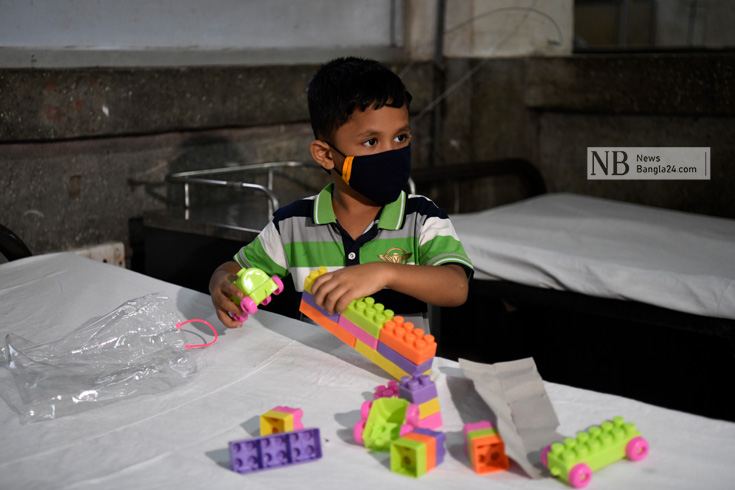 রাজধানীর শিশু হাসপাতালে দীর্ঘ সময় অসুস্থ থাকার পর একটু সুস্থ হলে নিজের খেলনা নিয়ে খেলতে দেখা যায় এক শিশুকে। ছবি: পিয়াস বিশ্বাস/নিউজবাংলা