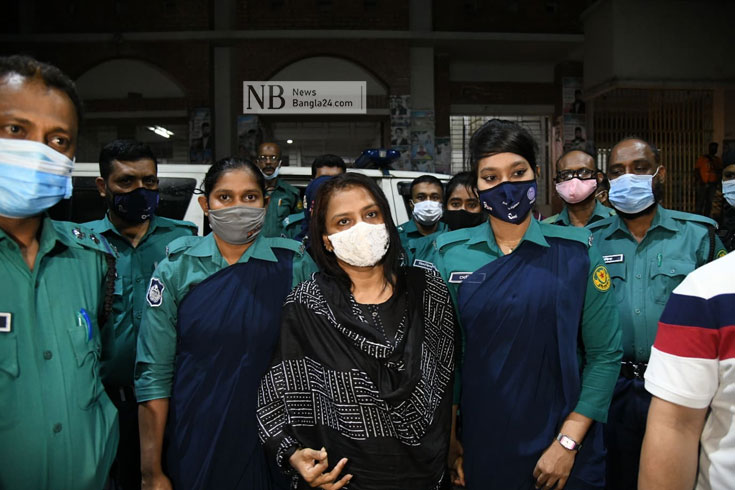 রাজধানীর মুখ্য মহানগর হাকিম আদালতে তোলা হয়েছে আলোচিত ব্যবসায়ী হেলেনা জাহাঙ্গীরকে। ছবি: সাইফুল ইসলাম
