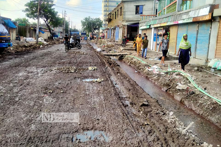 দীর্ঘদিন হলো রাস্তা নষ্ট। সামান্য বৃষ্টি হলে বেহাল সড়ক। তার মধ্যে রাস্তার দুই পাশ দিয়ে ময়লা ফেলার কারণে জায়গায় জায়গায় জমে থাকে ময়লা পানি। ছবিটি কাজলা মাতুয়াইল এলাকা থেকে তোলা। ছবি: সাইফুল ইসলাম/নিউজবাংলা