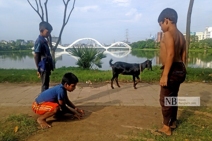 করোনা মহামারিতে দীর্ঘদিন স্কুল বন্ধ থাকায় অবসরে রাজধানীর হাতিরঝিলে মার্বেল খেলছে শিশুরা। ছবি: পিয়াস বিশ্বাস/নিউজবাংলা
