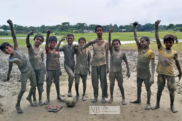 রিমঝিম বৃষ্টিতে কর্দমাক্ত মাঠ। তারপরেও থেমে নেই শিশুরা। কাদার মধ্যেই মাঠে খেলাধুলা করছে তারা। ছবিটি কিশোরগঞ্জ সদর উপজেলার মহিনন্দ ইউনিয়নের কোট শোলাকিয়া থেকে তোলা। ছবি: রাকিবুল হাসান রোকেল/নিউজবাংলা