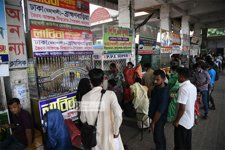 গণপরিবহন চলাচল শুরুর প্রথম দিনেই দেশের বিভিন্ন অঞ্চল থেকে রাজধানীতে আসতে শুরু করেছে লোকজন। ছবিটি বুধবার সকালে মহাখালী বাস টার্মিনাল থেকে তুলেছেন সাইফুল ইসলাম।