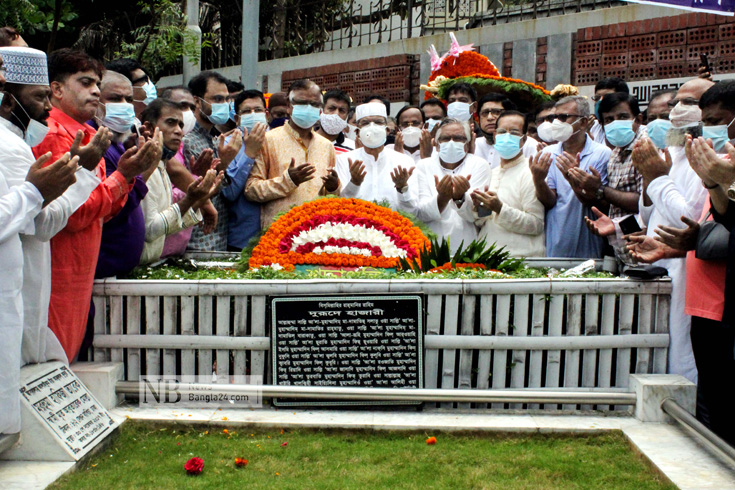বেগম খালেদা জিয়ার কনিষ্ঠ পুত্র আরাফাত রহমান কোকোর ৫২তম জন্মদিনে তার কবরে শ্রদ্ধা নিবেদন করেন বিএনপির নেতা-কর্মীরা। ছবি:  সাইফুল ইসলাম