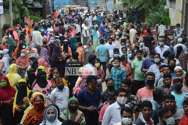 শিল্প ও বাণিজ্য নগরী নারায়ণগঞ্জে মহামারি করোনাভাইরাসের টিকা নিতে নারী পুরুষের দীর্ঘ লাইন। ছবিটি নারায়ণগঞ্জ জেনারেল ভিক্টোরিয়া হাসপাতাল থেকে তোলা। ছবি: সাইফুল ইসলাম