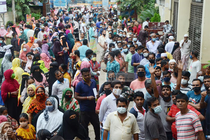 শিল্প ও বাণিজ্য নগরী নারায়ণগঞ্জে করোনার টিকা নিতে নারী-পুরুষের দীর্ঘ লাইন। ছবিটি নারায়ণগঞ্জ জেনারেল ভিক্টোরিয়া হাসপাতাল থেকে তোলা। ছবি: সাইফুল ইসলাম