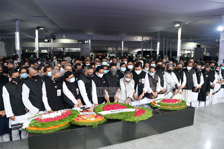 জাতির পিতা বঙ্গবন্ধু শেখ মুজিবুর রহমানের শাহাদাৎবার্ষিকী ও জাতীয় শোক দিবসে ধানমন্ডি ৩২ নম্বরে জাতির পিতার প্রতিকৃতিতে আওয়ামী লীগের ফুলেল শ্রদ্ধা। ছবি: পিয়াস বিশ্বাস