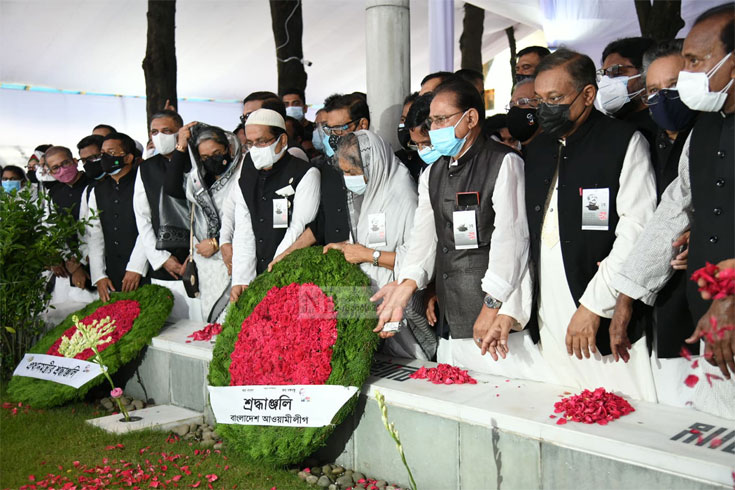 জাতির পিতা বঙ্গবন্ধু শেখ মুজিবুর রহমানের শাহাদাৎবার্ষিকী ও জাতীয় শোক দিবস উপলক্ষ্যে বনানীতে জাতির পিতার পরিবারের নিহত অন্য সদস্যদের সমাধিতে ফুলের শ্রদ্ধা জানান প্রধানমন্ত্রী ও আওয়ামী লীগের নেতারা। ছবি: সাইফুল ইসলাম