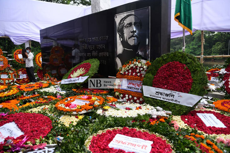 জাতীয় শোক দিবসে ধানমন্ডি ৩২ নম্বরে জাতির পিতার প্রতিকৃতিতে ফুলেল শ্রদ্ধা। ছবি: পিয়াস বিশ্বাস