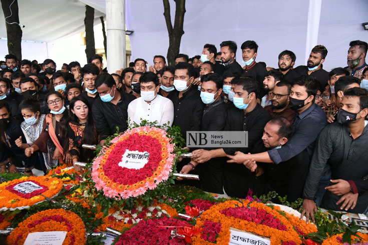 জাতীয় শোক দিবস উপলক্ষে বনানী কবরস্থানে বাংলাদেশ ছাত্রলীগের ফুলেল শ্রদ্ধা। ছবি: সাইফুল ইসলাম