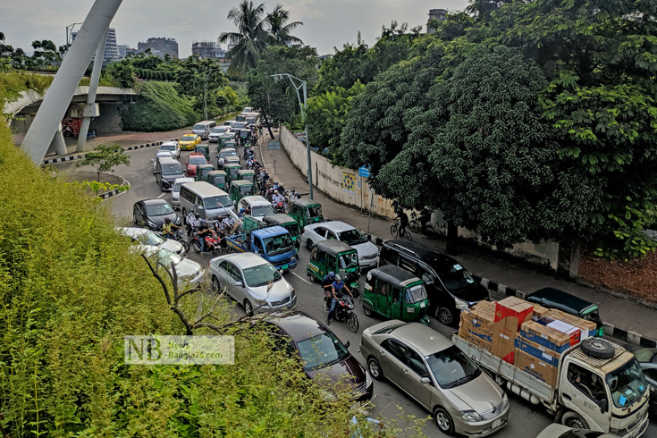 রাজধানীর হাতিরঝিলে সোমবার বিকালে যানজট দেখা যায়। ছবি: পিয়াস বিশ্বাস