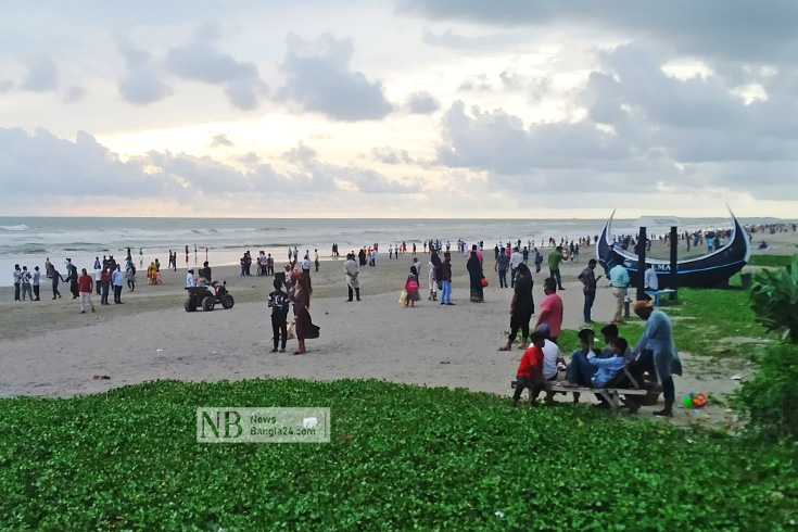 আর মাত্র এক দিন পরই দেশের সব পর্যটনকেন্দ্রের ওপর থেকে নিষেধাজ্ঞা উঠে যাচ্ছে। বিধিনিষেধ তুলে দেয়ার আগেই কক্সবাজার সায়মন পয়েন্ট সৈকতে জনসমাগম। ছবি: সাকিবুর রহমান/নিউজবাংলা