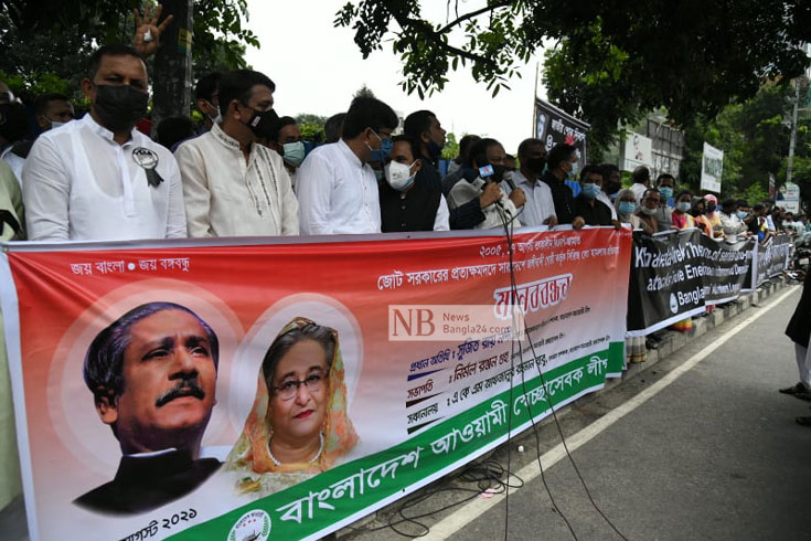 জোট সরকারের সিরিজ বোমা হামলার প্রতিবাদে মঙ্গলবার গুলশানে বাংলাদেশ আওয়ামী সেচ্ছাসেবক লীগ মানববন্ধন করে। ছবি: সাইফুল ইসলাম