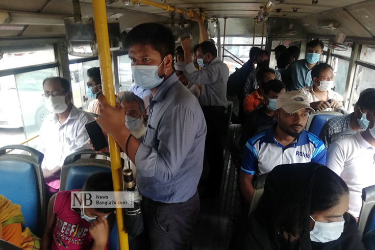 করোনাভাইরাসের কারণে দেয়া লকডাউন তুলে নেয়া হয়েছে। তবে সংক্রমণ এড়াতে স্বাস্থ্যবিধি মেনে চলার আহ্বান জানানো হয়েছে সবাইকে। অফিসগামী মানুষকে এভাবে বাসে ঝুলে-দাঁড়িয়ে যাতায়াত করতে দেখা যায়। ছবি: সাইফুল ইসলাম 