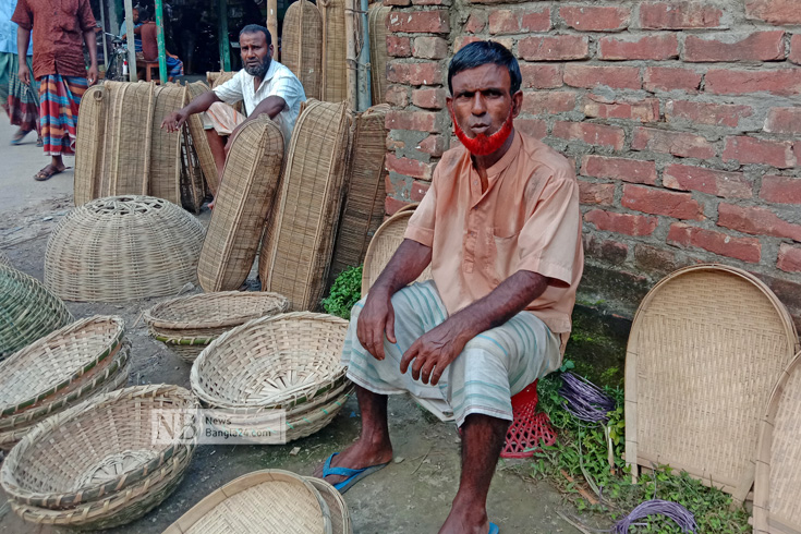 বাঁশের তৈরি বিভিন্ন পণ্য নিয়ে লালমনিরহাটের ভেলাবাড়ি হাটে বসে আছেন বিক্রির আশায় আলম মিয়া। ছবি: শাহজাহান সাজু/নিউজবাংলা