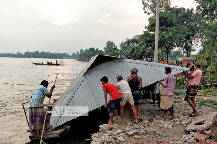 কুড়িগ্রামে রাজারহাট উপজেলার ঘড়িয়ালডাঙ্গা ইউনিয়নের চর গতিয়াশাম গ্রামে তিস্তার ভাঙনে বিলীন হয়ে যাচ্ছে একের পর এক বাড়িঘর। ছবি: নাজমুল হোসেন/নিউজবাংলা