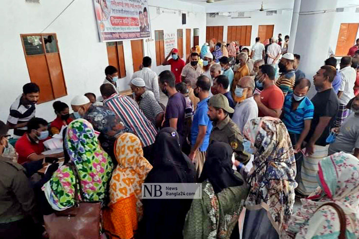 ভ্যাকসিনেশন ক্যাম্পেইন কার্যক্রমের আওতায় যারা আগস্টের দ্বিতীয় সপ্তাহে করোনাভাইরাস প্রতিরোধী টিকার প্রথম ডোজ নিয়েছেন, মঙ্গলবার সকাল ৯টা থেকে তাদের দ্বিতীয় ডোজ দেয়া শুরু হয়। ছবিটি রাজধানীর মীর হাজারিবাগ এলাকা থেকে তোলা। ছবি: নিউজবাংলা