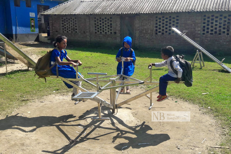 দীর্ঘদিন পর প্রাণের শিক্ষাপ্রতিষ্ঠানে এসে আনন্দে মাতোয়ারা খুদে শিক্ষার্থীরা। ছবিটি দিনাজপুর সদর উপজেলার বনকালী প্রাইমারি স্কুল থেকে তোলা। ছবি: কুরবান আলী/নিউজবাংলা
