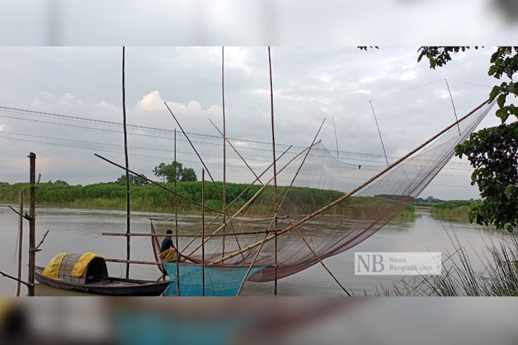 নদীতে পানি বৃদ্ধি পাওয়ায় ভেসাল দিয়ে মাছ শিকার করছেন একজন জেলে। ছবিটি মানিকগঞ্জ সদর উপজেলার বেতিলা মিতরা ইউনিয়নের মিতরা এলাকার ধলেশ্বরী নদী থেকে তোলা। ছবি: আজিজুল হাকিম/নিউজবাংলা