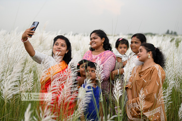 কেরানীগঞ্জের সারিঘাটের চারপাশে বিশাল খোলা জায়গাগুলো এখন কাশবনের দখলে। সৌন্দর্য উপভোগ করতে প্রতিদিনই আসছেন দর্শনার্থী। ছবি: পিয়াস বিশ্বাস/নিউজবাংলা